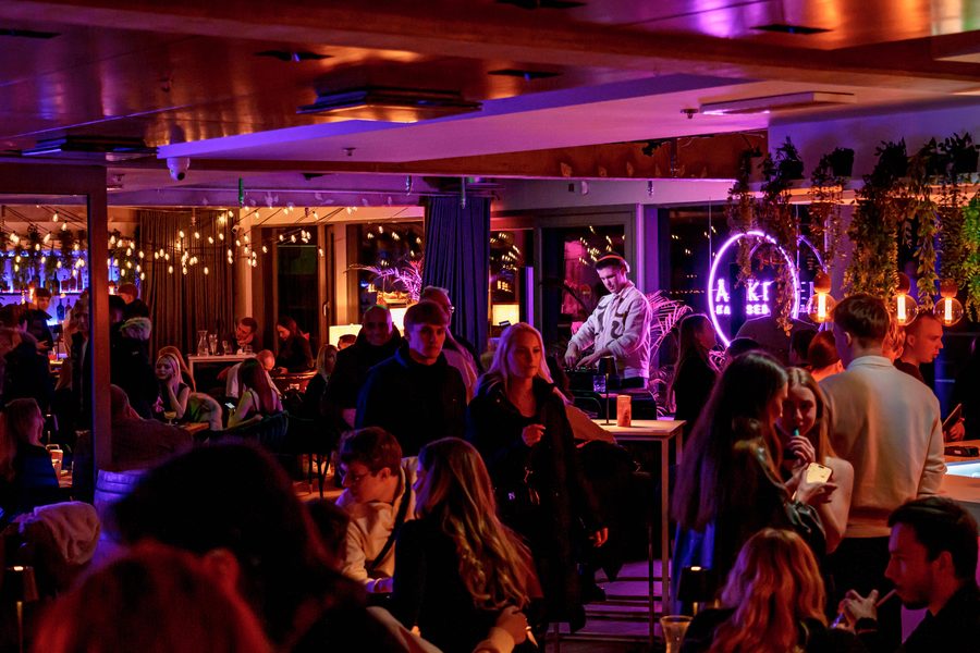 ÄRKEL Katusebaar interjöör — troopilise atmosfääriga kokteilibaar Tallinna vanalinnas