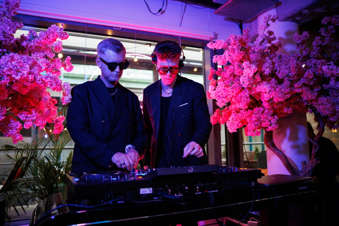 ÄRKEL Katusebaar — kokteilibar atmosfäär, neoonvalgus ja troopiline sisekujundus