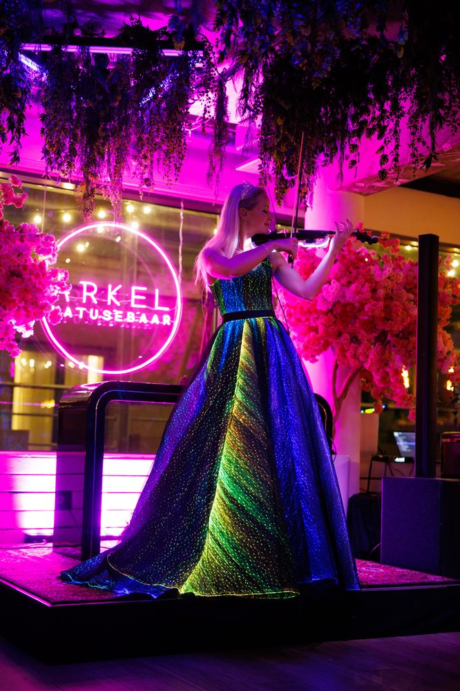 ÄRKEL Katusebaar õhtune õhkkond — kokteilid ja DJ muusika